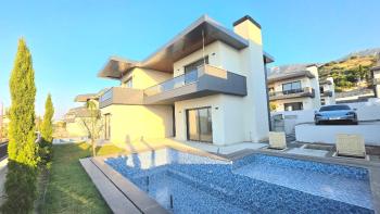KKTC Girne Alsancak'ta Milli Park Üstü Site İçerisinde Taşınmaya Hazır Satılık 4+1 Lüks Villalar