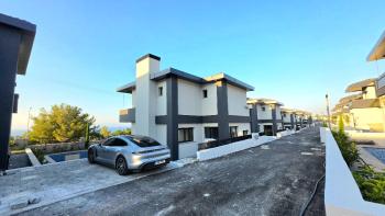 KKTC Girne Alsancak'ta Milli Park Üstü Site İçerisinde Taşınmaya Hazır Satılık 4+1 Lüks Villalar