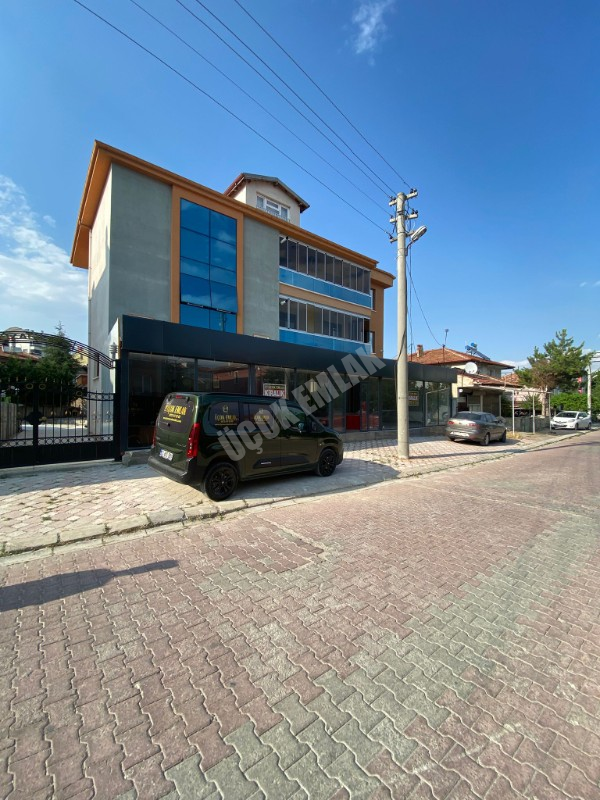 * AFYON ÜÇOK EMLAKTAN SAHİPATA MAH 260M² ZEMİN KAT İŞLEK CADDE ÜZERİ KİRALIK DÜKKAN *