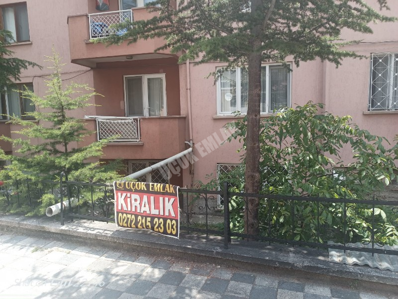 AFYON ÜÇOK EMLAKTAN DUMLUPINAR MAH KİRALIK 3+1 MERKEZİ KONUMDA DAİRE