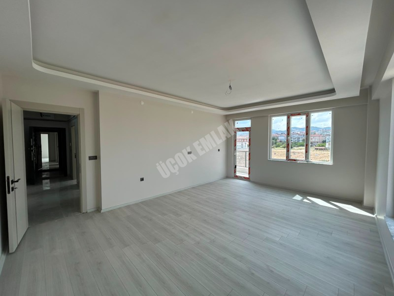 AFYON ÜÇOK EMLAKTAN ALİ İHSAN PAŞA MAH SIFIR EBEVEYN BANYOLU  3+1 115M² SATILIK LÜX DAİRELER 