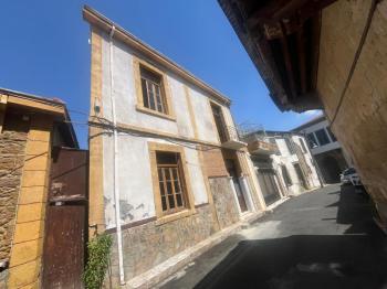 LEFKOŞA SURLARİÇİNDE TÜRK MALI SARITAŞ YAPI SATILIK EV 