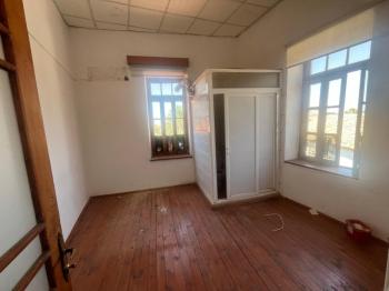 LEFKOŞA SURLARİÇİNDE TÜRK MALI SARITAŞ YAPI SATILIK EV 