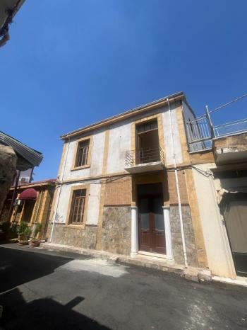 LEFKOŞA SURLARİÇİNDE TÜRK MALI SARITAŞ YAPI SATILIK EV 