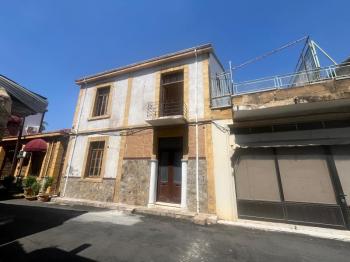 LEFKOŞA SURLARİÇİNDE TÜRK MALI SARITAŞ YAPI SATILIK EV 