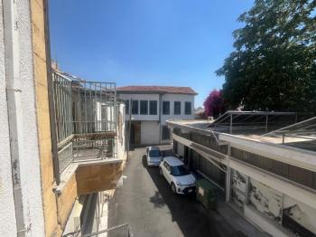 LEFKOŞA SURLARİÇİNDE TÜRK MALI SARITAŞ YAPI SATILIK EV 