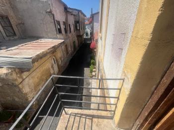 LEFKOŞA SURLARİÇİNDE TÜRK MALI SARITAŞ YAPI SATILIK EV 