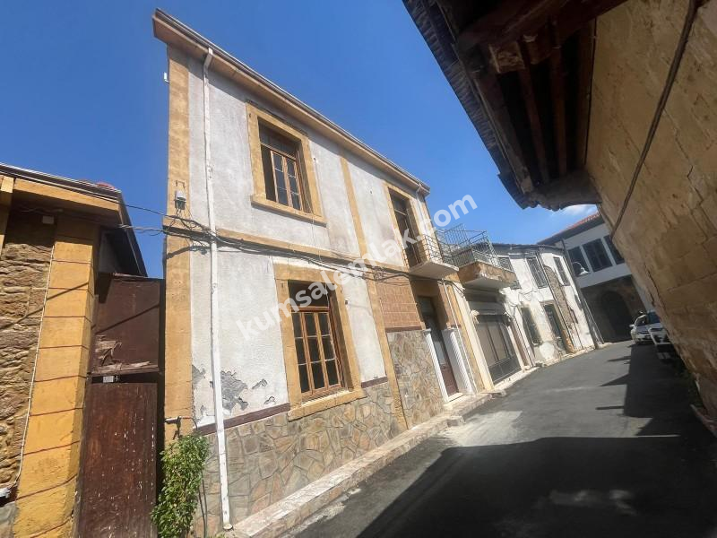 LEFKOŞA SURLARİÇİNDE TÜRK MALI SARITAŞ YAPI SATILIK EV 