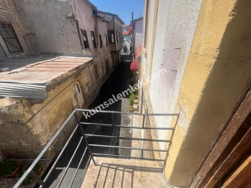 LEFKOŞA SURLARİÇİNDE TÜRK MALI SARITAŞ YAPI SATILIK EV 
