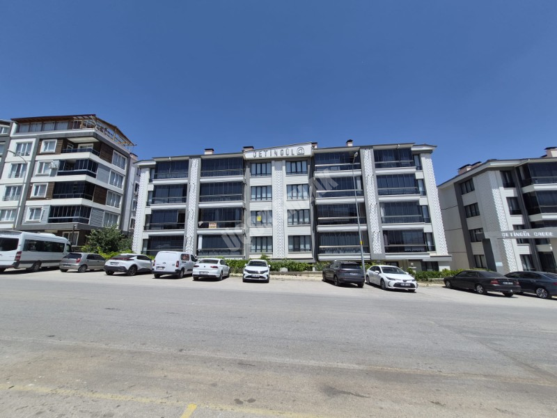 * AFYON ÜÇOK EMLAKTAN NAZMİ SAATÇİ MAH 3+1 127M² ASANSÖRLÜ EBEVEYN BANYOLU KİRALIK DAİRE *
