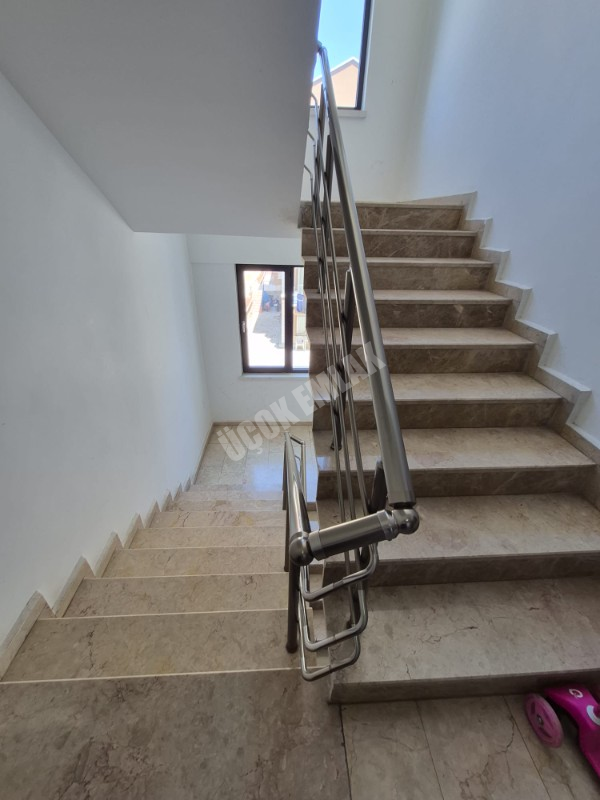 * AFYON ÜÇOK EMLAKTAN NAZMİ SAATÇİ MAH 3+1 127M² ASANSÖRLÜ EBEVEYN BANYOLU KİRALIK DAİRE *