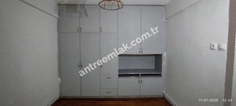 Antre Emlak'tan Satılık Bahçelievler'de Cadde Üstü 3+1,140 M2 Brüt Doğalgazlı Bakımlı Daire