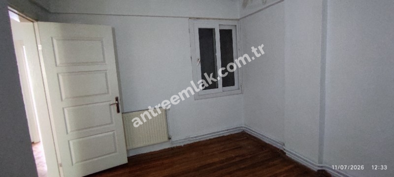 Antre Emlak'tan Satılık Bahçelievler'de Cadde Üstü 3+1,140 M2 Brüt Doğalgazlı Bakımlı Daire
