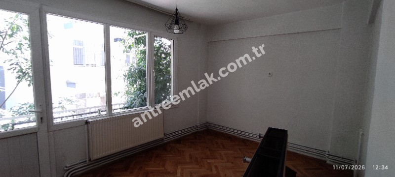 Antre Emlak'tan Satılık Bahçelievler'de Cadde Üstü 3+1,140 M2 Brüt Doğalgazlı Bakımlı Daire