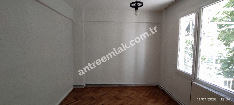 Antre Emlak'tan Satılık Bahçelievler'de Cadde Üstü 3+1,140 M2 Brüt Doğalgazlı Bakımlı Daire