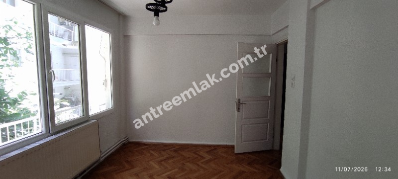 Antre Emlak'tan Satılık Bahçelievler'de Cadde Üstü 3+1,140 M2 Brüt Doğalgazlı Bakımlı Daire