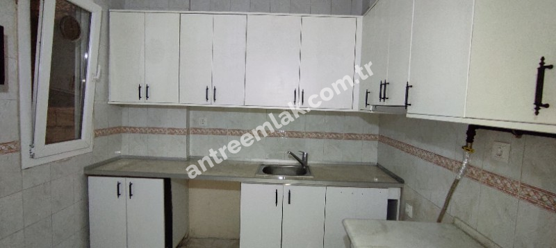 Antre Emlak'tan Satılık Bahçelievler'de Cadde Üstü 3+1,140 M2 Brüt Doğalgazlı Bakımlı Daire