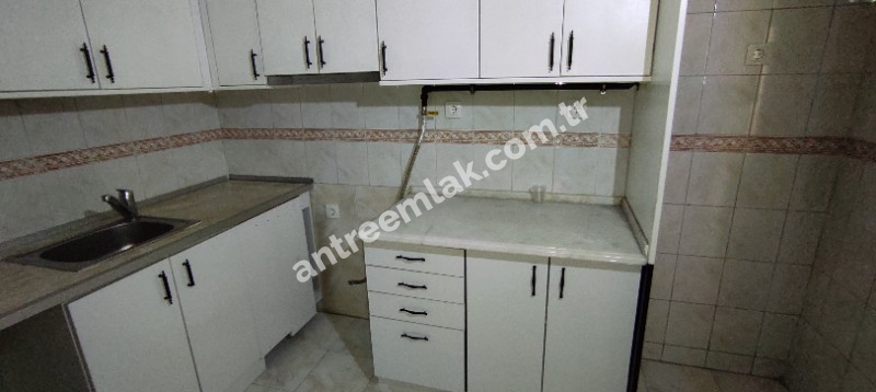 Antre Emlak'tan Satılık Bahçelievler'de Cadde Üstü 3+1,140 M2 Brüt Doğalgazlı Bakımlı Daire