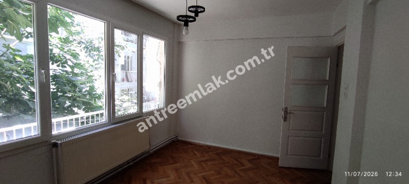 Antre Emlak'tan Satılık Bahçelievler'de Cadde Üstü 3+1,140 M2 Brüt Doğalgazlı Bakımlı Daire