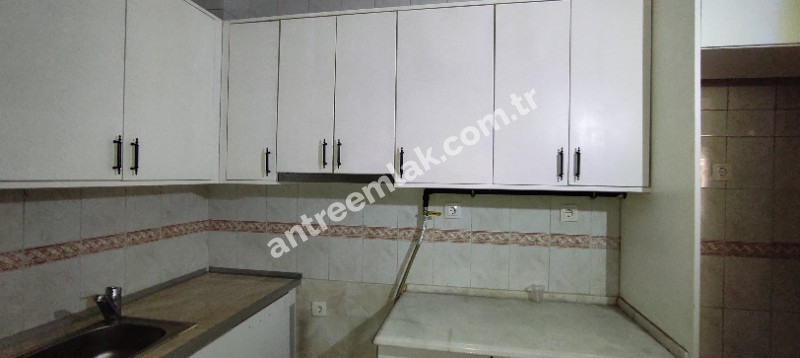 Antre Emlak'tan Satılık Bahçelievler'de Cadde Üstü 3+1,140 M2 Brüt Doğalgazlı Bakımlı Daire