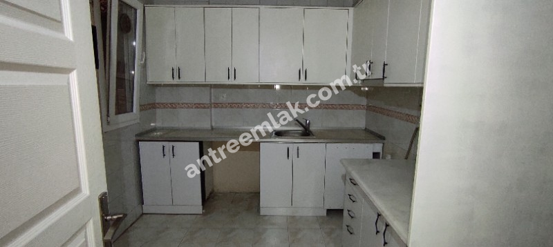 Antre Emlak'tan Satılık Bahçelievler'de Cadde Üstü 3+1,140 M2 Brüt Doğalgazlı Bakımlı Daire