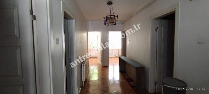 Antre Emlak'tan Satılık Bahçelievler'de Cadde Üstü 3+1,140 M2 Brüt Doğalgazlı Bakımlı Daire