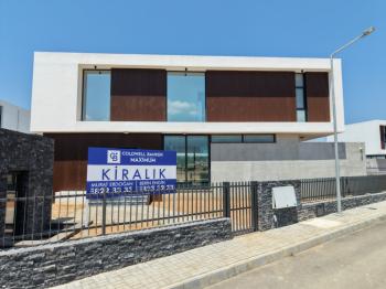 Kıbrıs Girne Çatalköy Bölgesinde Denize Sıfır 710 m2 Arsa İçerisinde Kiralık 4+1 Lüks Türk Tapulu Villa