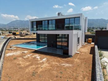 Kıbrıs Girne Çatalköy Bölgesinde Denize Sıfır 710 m2 Arsa İçerisinde Kiralık 4+1 Lüks Türk Tapulu Villa