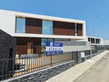 Kıbrıs Girne Çatalköy Bölgesinde Denize Sıfır 710 m2 Arsa İçerisinde Kiralık 4+1 Lüks Türk Tapulu Villa