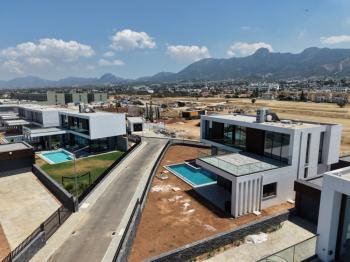 Kıbrıs Girne Çatalköy Bölgesinde Denize Sıfır 710 m2 Arsa İçerisinde Kiralık 4+1 Lüks Türk Tapulu Villa