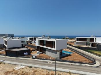 Kıbrıs Girne Çatalköy Bölgesinde Denize Sıfır 710 m2 Arsa İçerisinde Kiralık 4+1 Lüks Türk Tapulu Villa