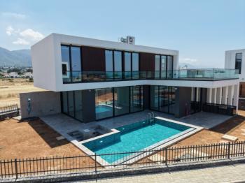 Kıbrıs Girne Çatalköy Bölgesinde Denize Sıfır 710 m2 Arsa İçerisinde Kiralık  4+1 Lüks Türk Tapulu Villa