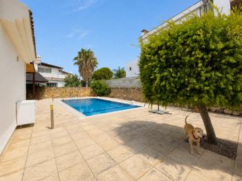 Girne Edremit'te Özel Havuzlu, Deniz Manzaralı 3+1 Satılık Villa