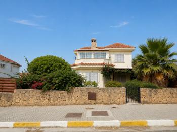 Girne Edremit'te Özel Havuzlu, Deniz Manzaralı 3+1 Satılık Villa