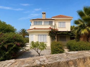 Girne Edremit'te Özel Havuzlu, Deniz Manzaralı 3+1 Satılık Villa