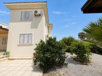 Girne Edremit'te Özel Havuzlu, Deniz Manzaralı 3+1 Satılık Villa