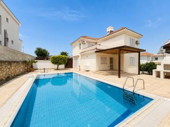 Girne Edremit'te Özel Havuzlu, Deniz Manzaralı 3+1 Satılık Villa