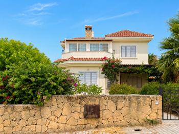 Girne Edremit'te Özel Havuzlu, Deniz Manzaralı 3+1 Satılık Villa