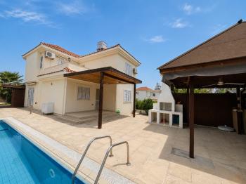 Girne Edremit'te Özel Havuzlu, Deniz Manzaralı 3+1 Satılık Villa