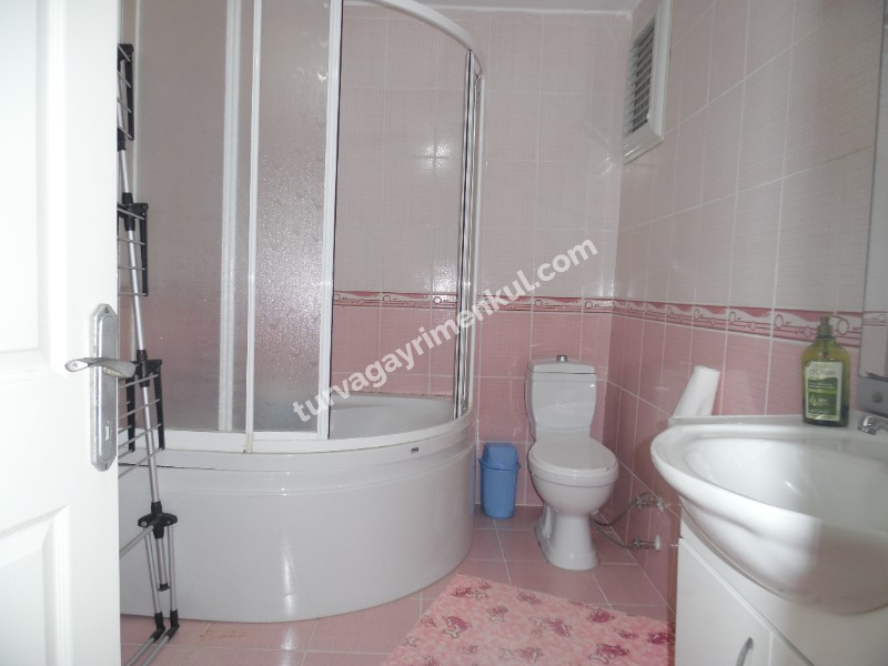 ÇORLUDA RESMİ KURUM VE FABRİKA SERVİS GÜZERGAHINA YAKIN EŞYALI 2+1 DAİRE 