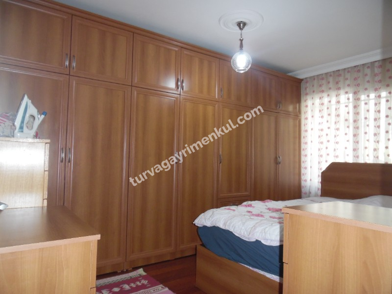 ÇORLUDA RESMİ KURUM VE FABRİKA SERVİS GÜZERGAHINA YAKIN EŞYALI 2+1 DAİRE 