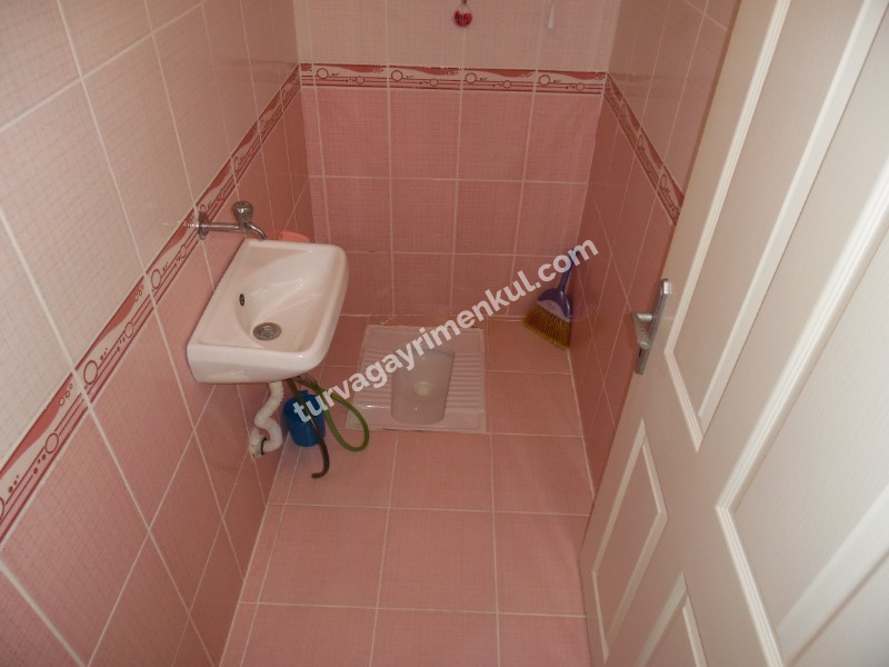 ÇORLUDA RESMİ KURUM VE FABRİKA SERVİS GÜZERGAHINA YAKIN EŞYALI 2+1 DAİRE 