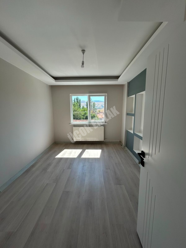 * AFYON ÜÇOK EMLAKTAN MAREŞAL FEVZİ ÇAKMAK MAH 3+1 115M² TEMİZ BAKIMLI SATILIK DAİRE * 