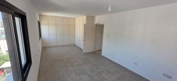 Girne Merkez'de 200m2 Ferah ve Konforlu Satılık 3+2 Daire 
