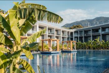 GİRNE LAPTA`DA DENİZ MANZARALI EŞYALI SATILIK LÜKS DAİRE