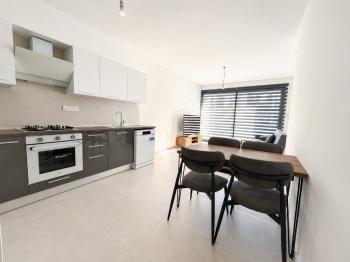 Kuzey Kıbrıs Girne Merkezde Yeni Askeri Hastaneye 200 M Mesafede 2+1 Sıfır Eşyalı Kiralık Daire 