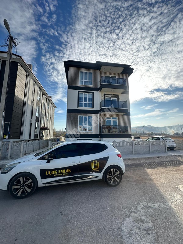 * AFYON ÜÇOK EMLAKTAN MAREŞAL FEVZİ ÇAKMAK MAH 2+1 85M² SIFIR SATILIK DAİRE *