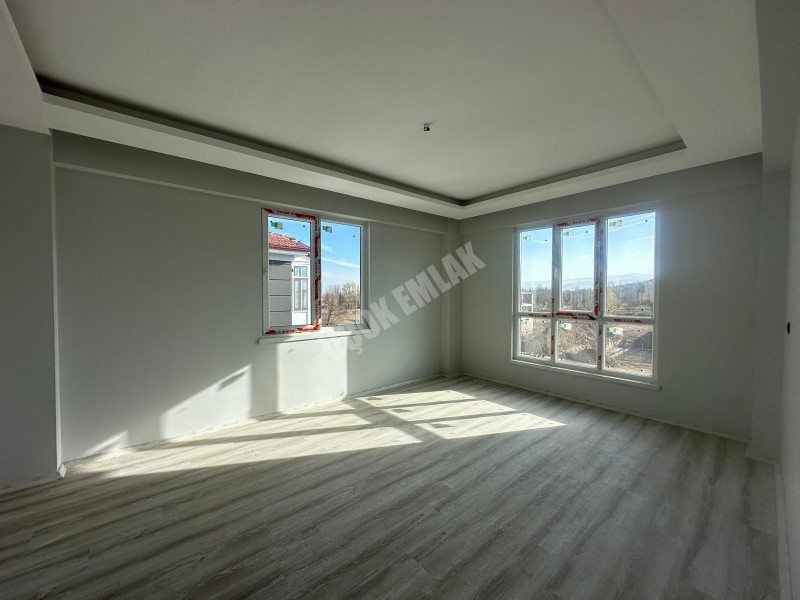 * AFYON ÜÇOK EMLAKTAN MAREŞAL FEVZİ ÇAKMAK MAH 2+1 85M² SIFIR SATILIK DAİRE *
