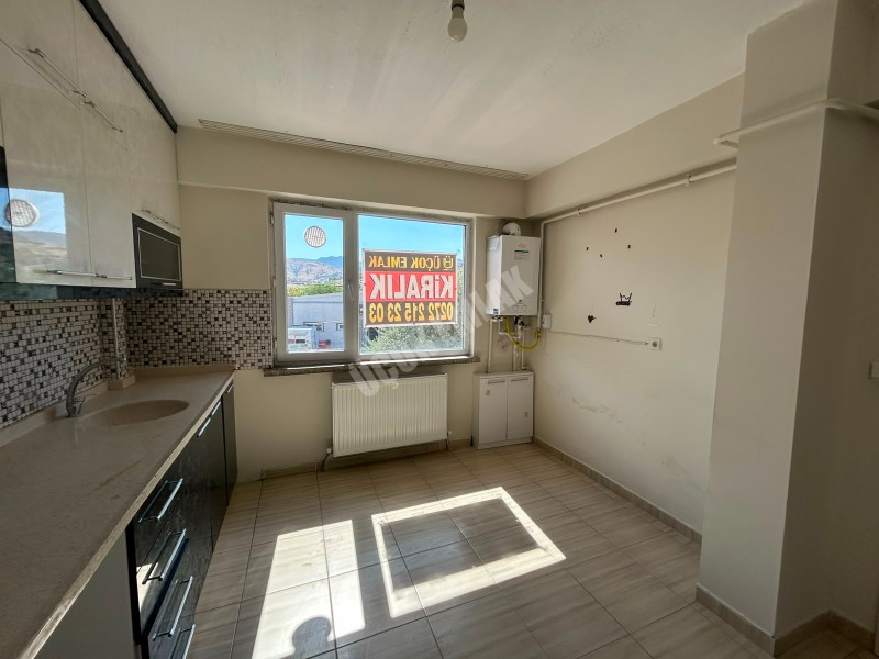 *AFYON ÜÇOK EMLAKTAN ATAKÖY MAH 2+1 100M² TEMİZ BAKIMLI KİRALIK DAİRE *