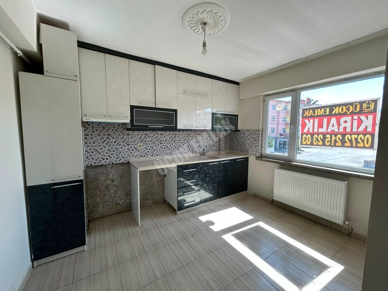 *AFYON ÜÇOK EMLAKTAN ATAKÖY MAH 2+1 100M² TEMİZ BAKIMLI KİRALIK DAİRE *